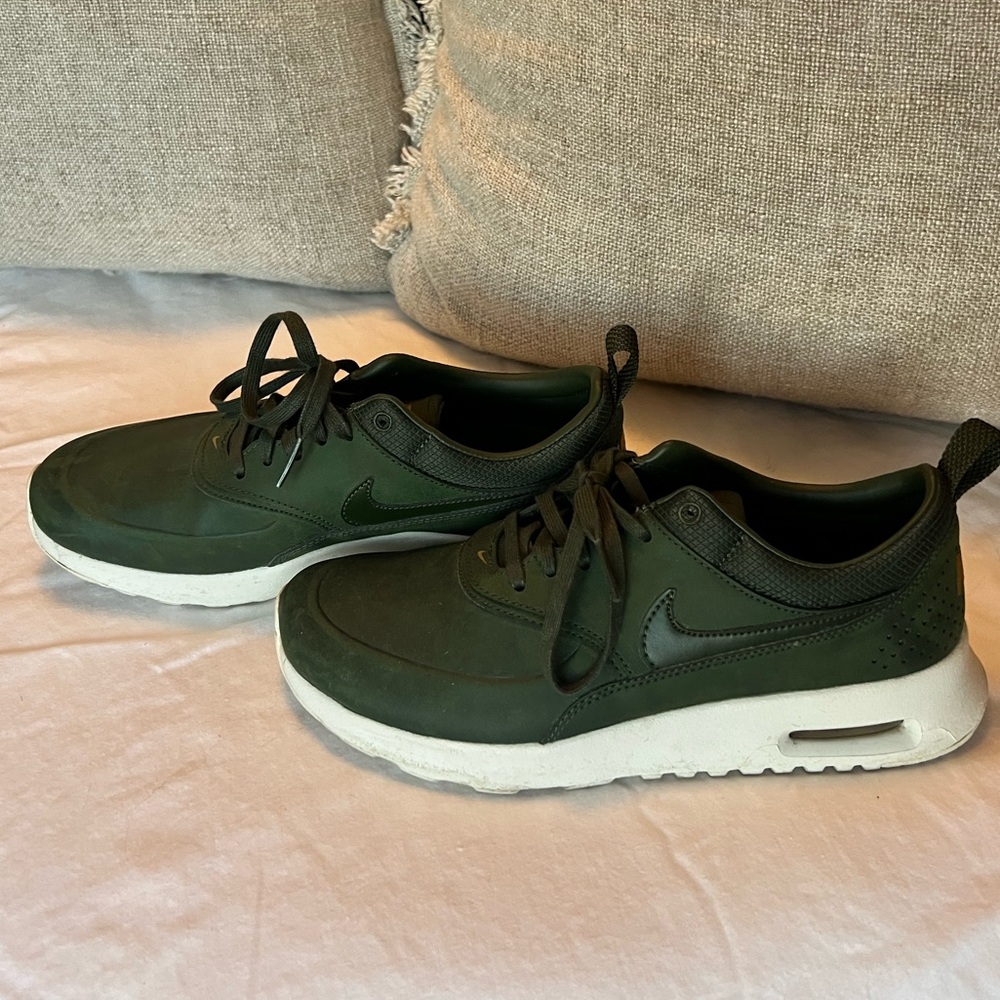 Women’s Hunter Green Nike Thea Leather/SnakeSkin 6.5